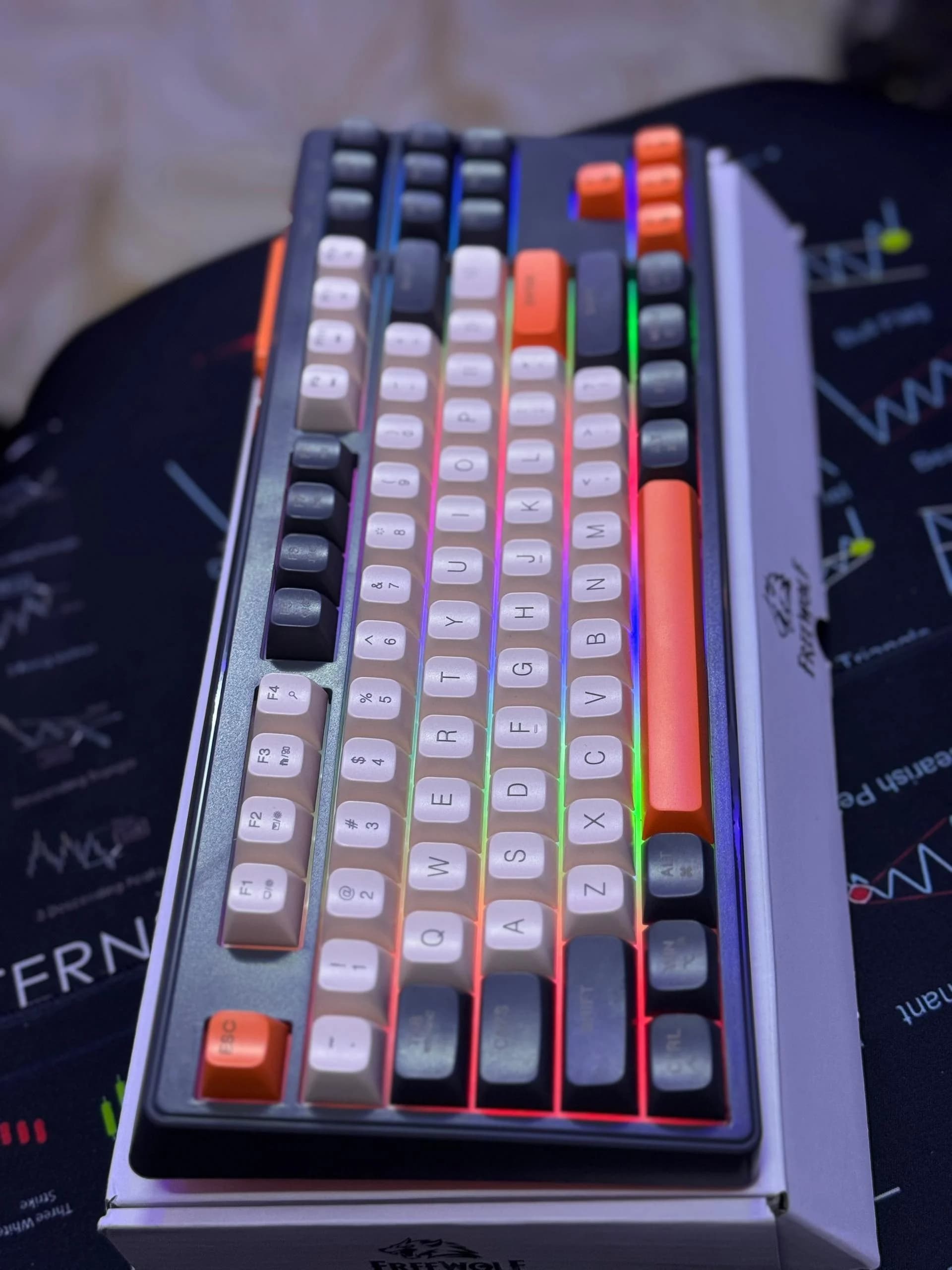 universal WIRELESS MECHANICAL GAMING KEYBOARD